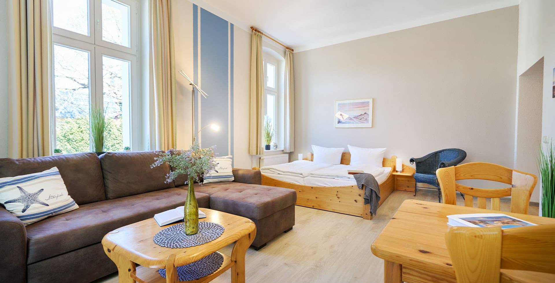 Weitläufiges Studio-Appartement zur Landseite im Zinnowitzer Hof mit viel Licht und gemütlicher Atmosphäre.