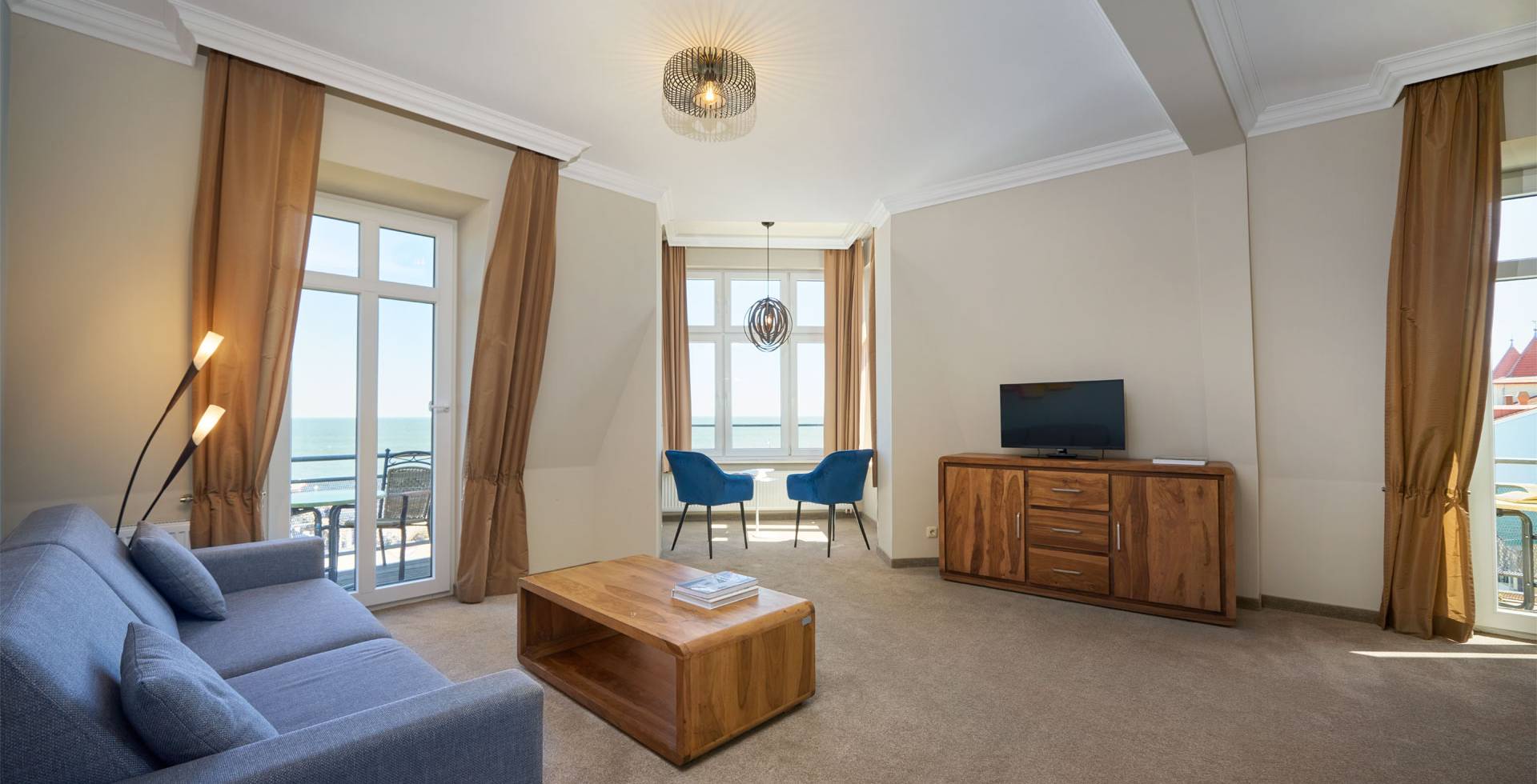 Wohnzimmer der Turm Suite mit direktem Blick auf die Ostsee und Zinnowitzer Strandpromenade.