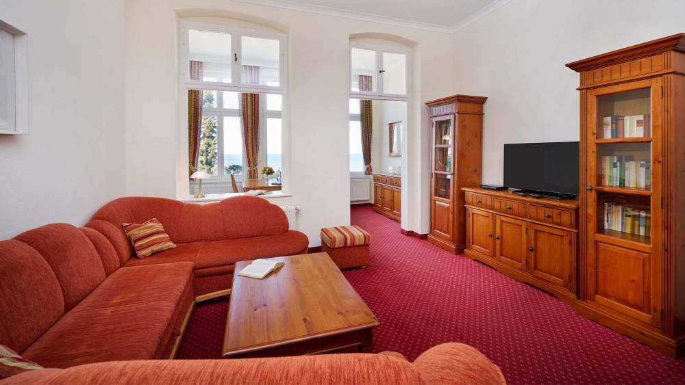 Wohnbereich mit Sofa, Couchtisch und Meerblick in einer Ferienwohnung in Zinnowitz auf der Ostseeinsel Usedom.