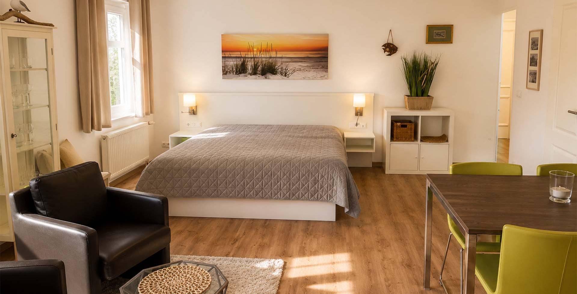 Helles Studio-Appartement mit Doppelbett und Esstisch in den Strandvillen Wald & See in Zinnowitz auf Usedom.