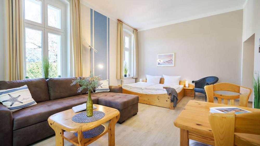 Weitläufiges Studio-Appartement zur Landseite im Zinnowitzer Hof mit viel Licht und gemütlicher Atmosphäre.