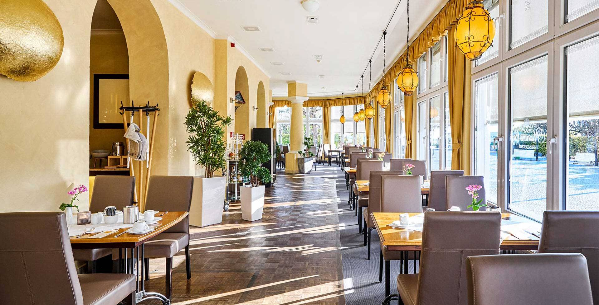 Freundlich eingerichtetes Restaurant Lineti von Schöner Inseln mit großen Fenstern, Lederstühlen und stilvoller Deko.