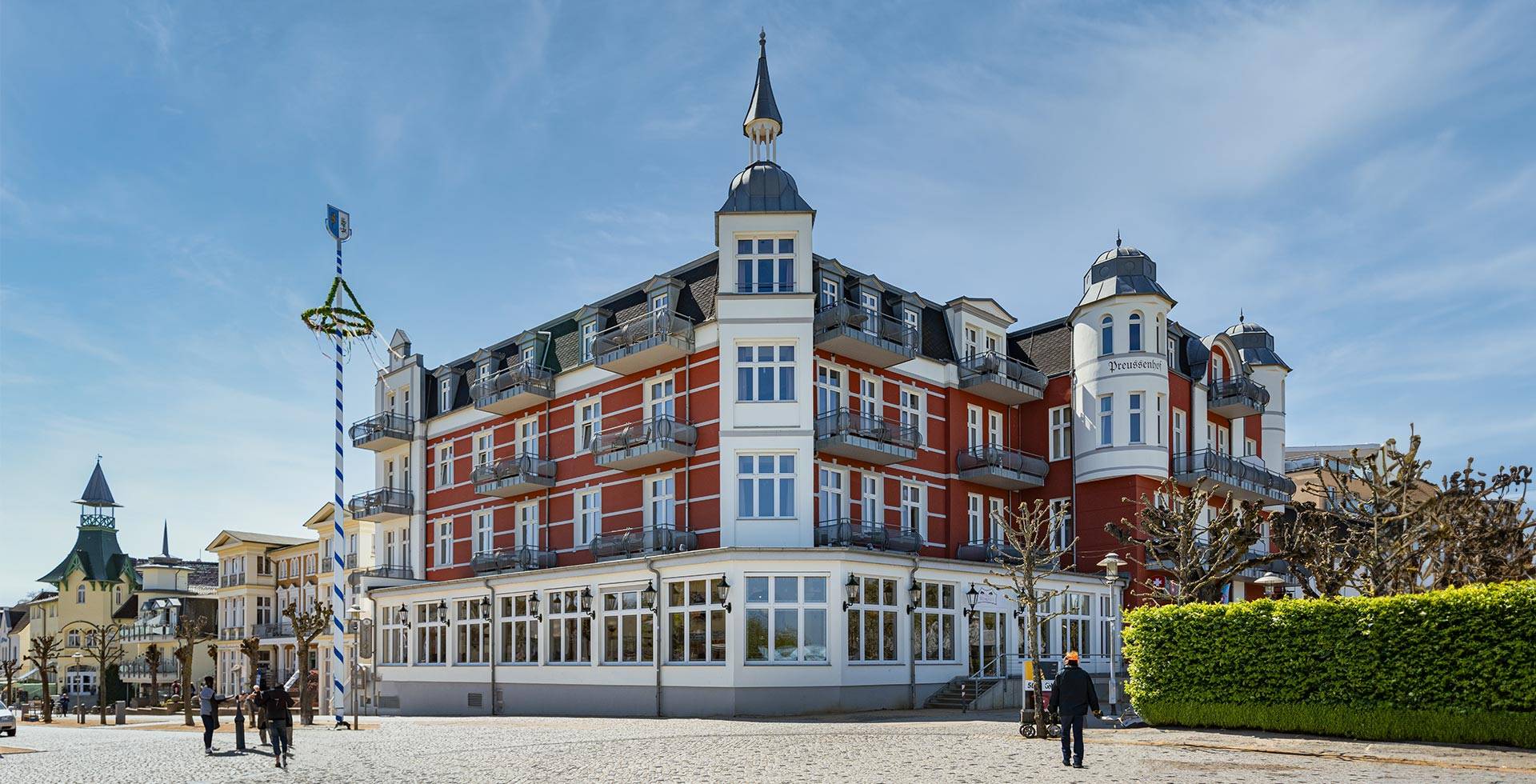 Elegantes Strand- und Wellnesshotel Preußenhof an der Küstenpromenade.