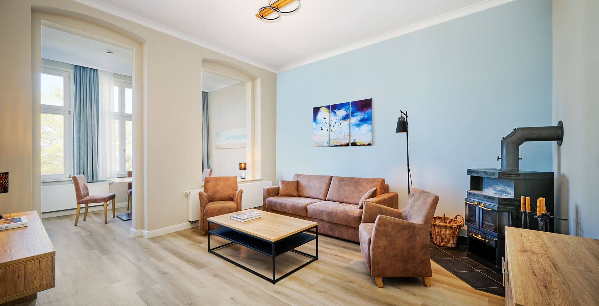 Wohnbereich mit Sofa, Sesseln und hellen Farben in der Familiensuite zur Meerseite auf Usedom.