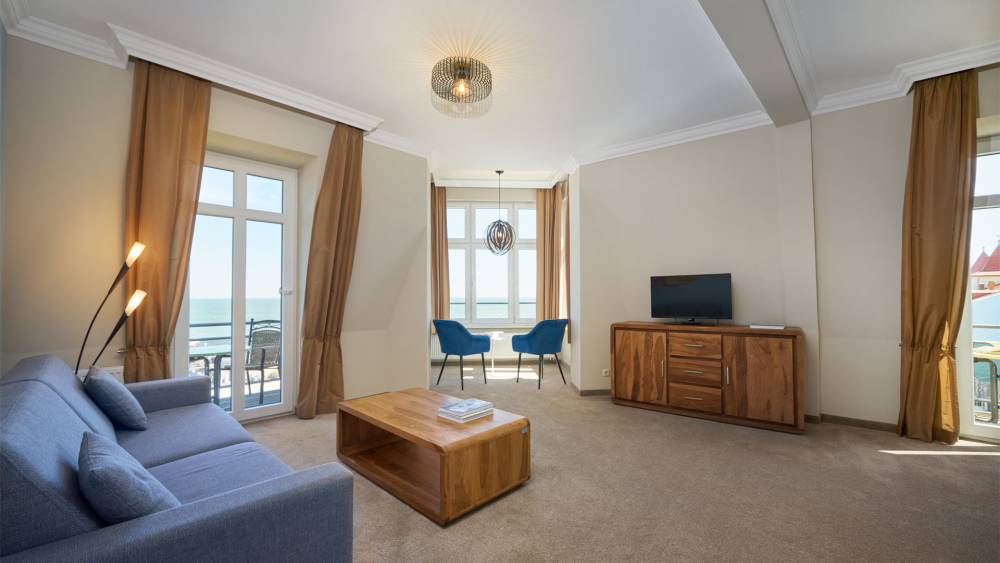 Wohnzimmer der Turm Suite mit direktem Blick auf die Ostsee und Zinnowitzer Strandpromenade.