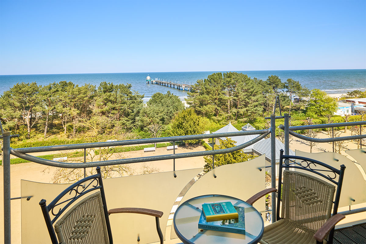 Hotelbalkon des Doppelzimmers Meerseite mit Blick auf die Ostsee bei Sonnenschein im Strandhotel Prinz von Preussen.