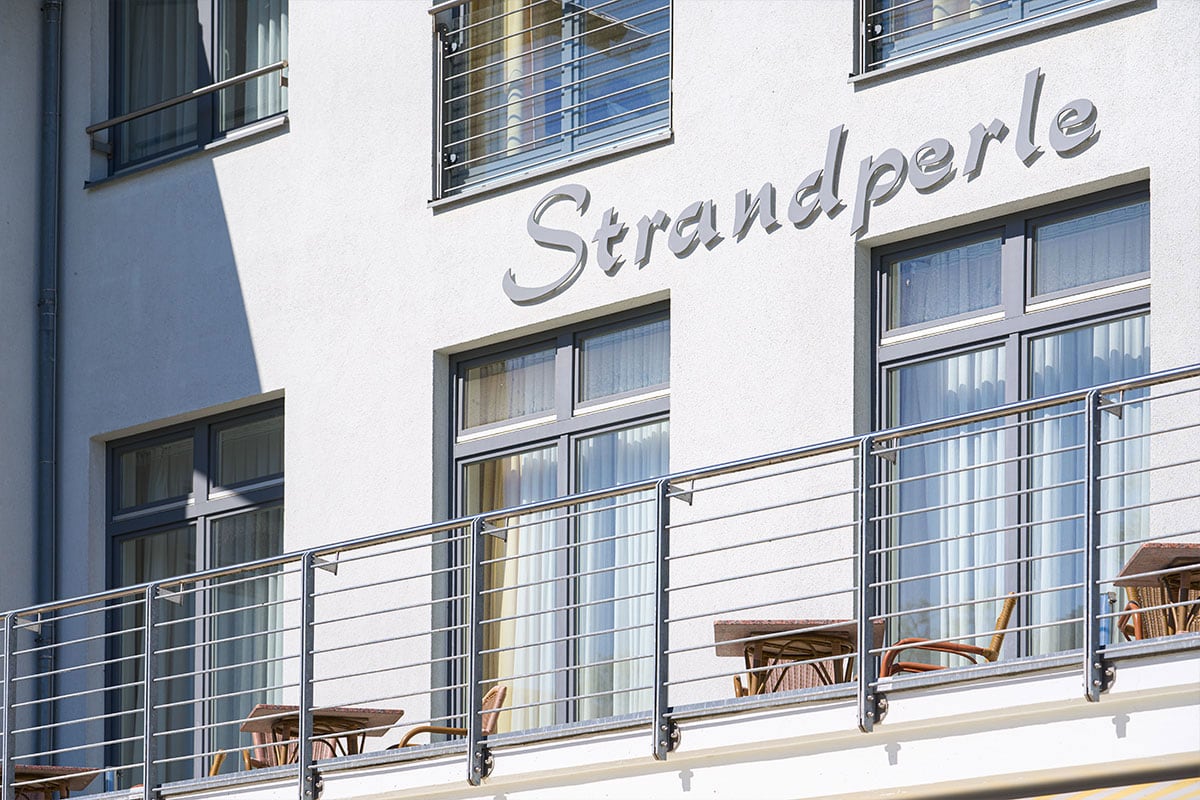 Balkon mit Sitzmöbeln an der Fassade des Hauses Strandperle von Schöner Inseln auf der Urlaubsinsel Usedom.