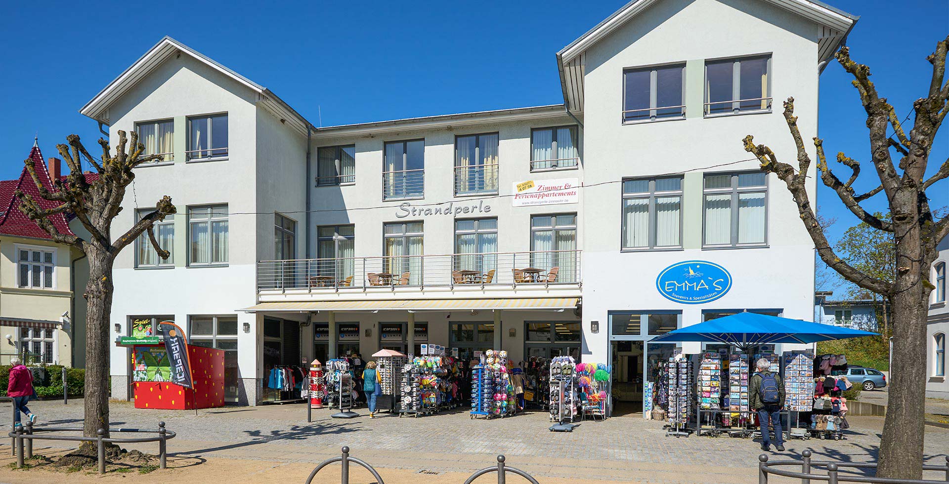 Haus Strandperle mit Souvenirgeschäften und Ferienwohnungen.