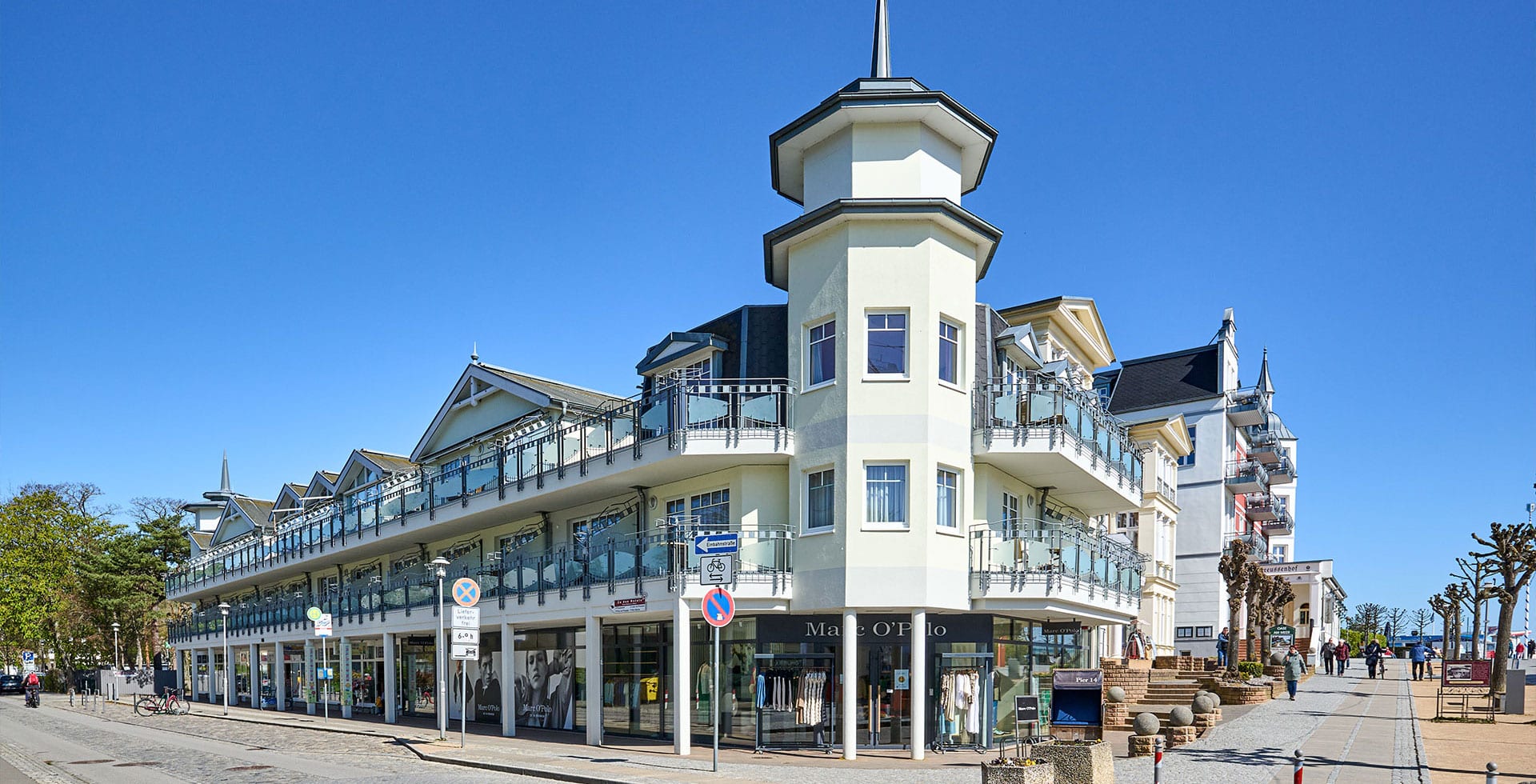 Strandhotel Luise mit stilvoller Architektur und Geschäften im Erdgeschoss.