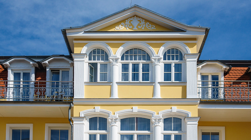 Die Bäderarchitektur lässt sich besonders gut an den Fenstern der Villen auf Usedom erkennen. © Adobe Stock, Rico Ködder