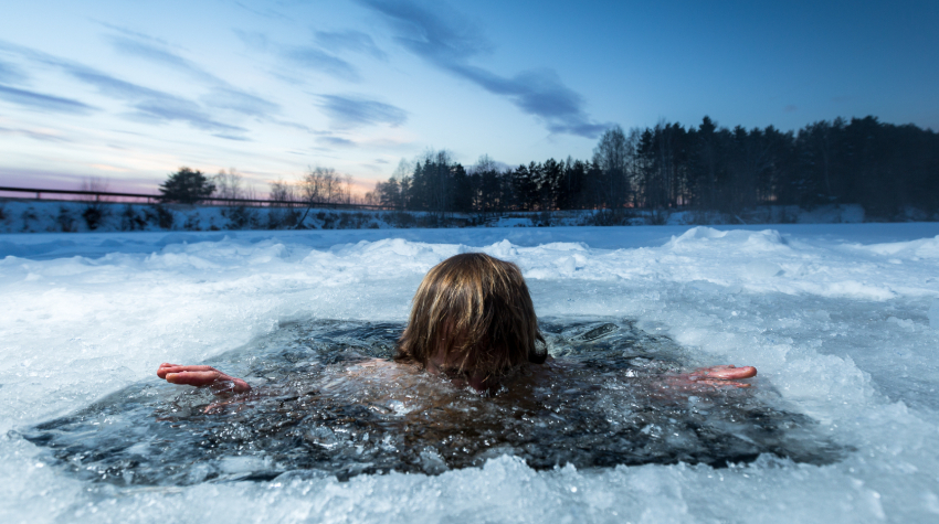 Durch regelmäßiges Eisbaden werdet ihr stressresistenter. © Adobe Stock, Dudarev Mikhail