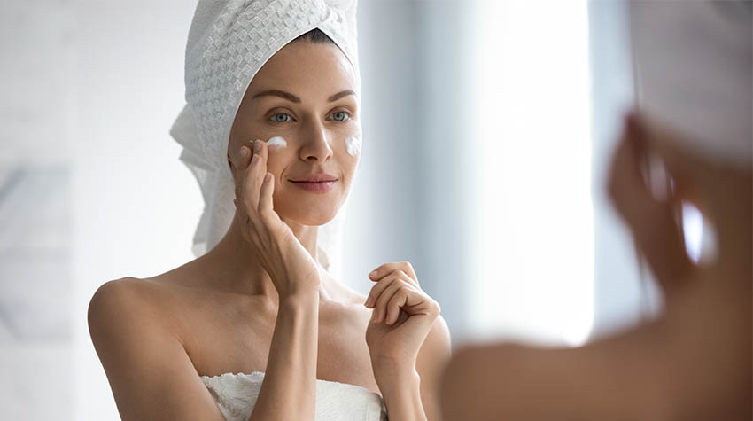Die richtige Hautpflege Routine sorgt dafür, dass eure Haut auch im Winter geschmeidig bleibt. © Shutterstock, fizkes
