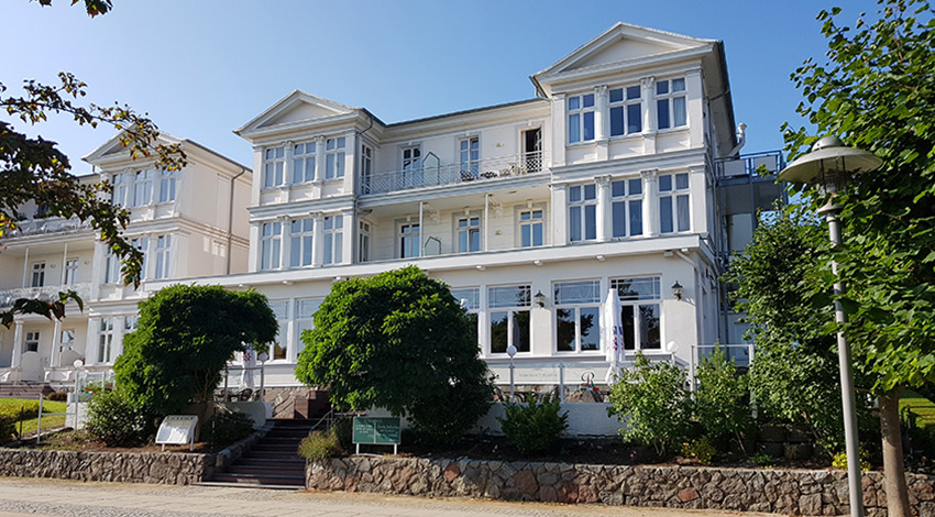 Ein Bild der Frontfassade des Zinnowitzer Hofes auf Usedom.