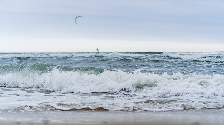 Mensch ist an der Ostsee am Kitesurfen. © Adobe Stock, Mensch ist an der Ostsee am Kitesurfen. © Adobe Stock, Jens