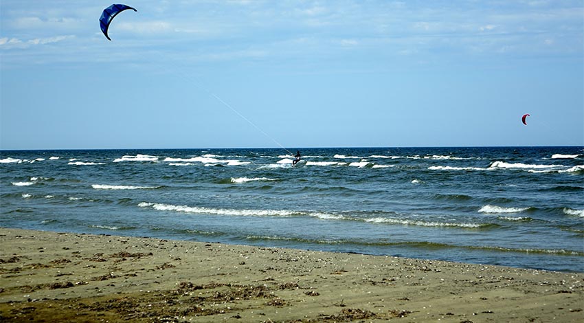 Kitesurfer auf der Ostsee am Strand von Karlshagen