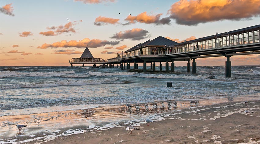 Die Seebrücke am Strand von Heringsdorf auf Usedom