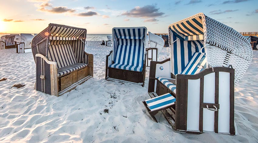 Verschiedene Arten von Strandkörben am Ostsee Strand. © Adobe Stock, Sabine Schönfeld